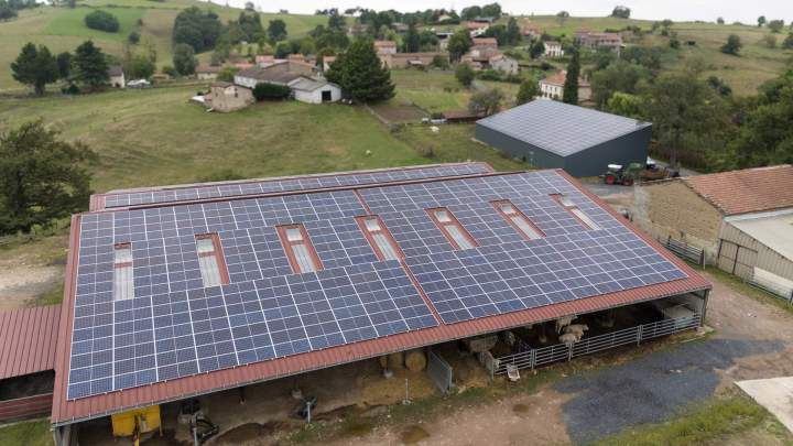 Énergie solaire dédiée aux agriculteurs en Auvergne