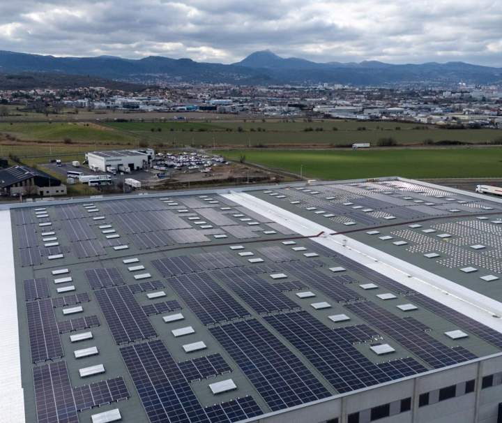 Toiture solaire intégrée, esthétique, rendement, installation sécurisée, énergie propre.